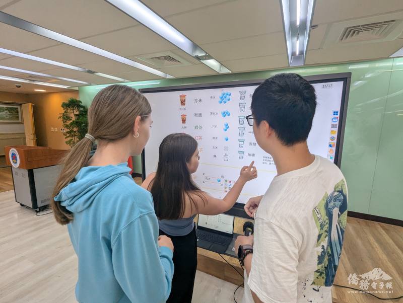 運用數位互動華語文教材模擬如何點飲料，並以華語點餐