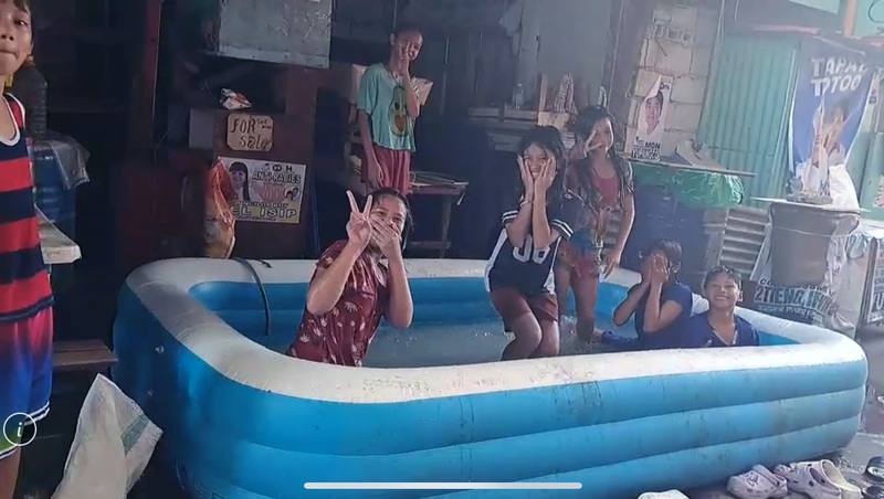 菲律賓進入炎夏，酷熱指數動輒突破危險等級攝氏42度，圖為馬尼拉市街頭，小朋友們在充氣游泳池內玩水