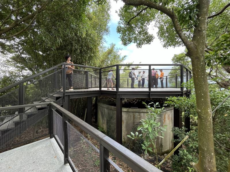 步道景觀平台以不鏽鋼及環保資材高密度碳化竹材修築，減少工程碳足跡