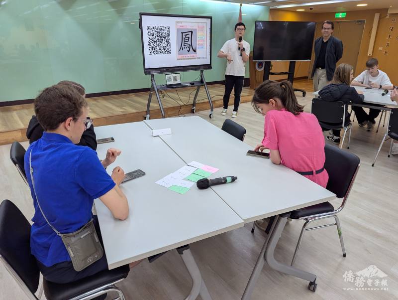 藉由漢字筆畫練習，讓德國學生了解漢字之美