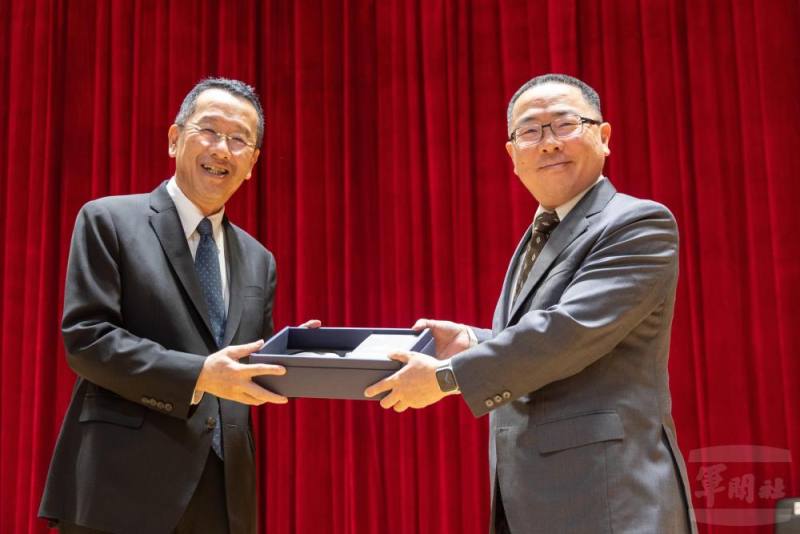 顧部長致贈行政院林政委禮品。（軍聞社記者吳柏融攝）