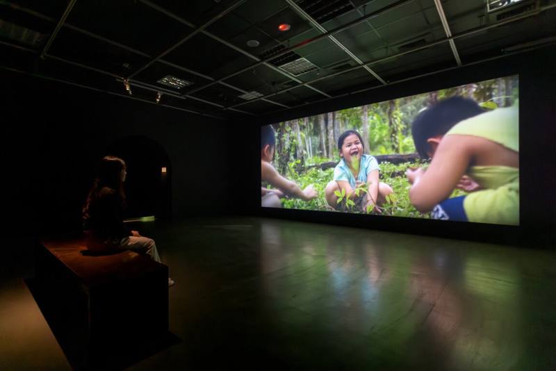 馬來西亞藝術家伊琴．基．查爾斯（Ekin Kee Charles）個展「我們之中」自25日起在台北當代藝術館登場，其錄像作品「蛾」也在展出之列。（台北當代藝術館提供）