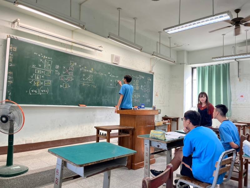 彰化縣大城國中讓學生上台書寫完成學習單