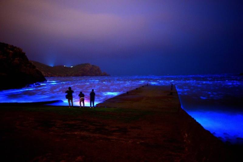 華信航空高雄–馬祖南竿航線6月6日將首航，連江縣交通旅遊局25日表示，此航線是回應在地居民與旅遊業界期待，為馬祖帶來更便捷的對外航網。圖為連江縣東引鄉北澳口夜景。（陳其敏提供）