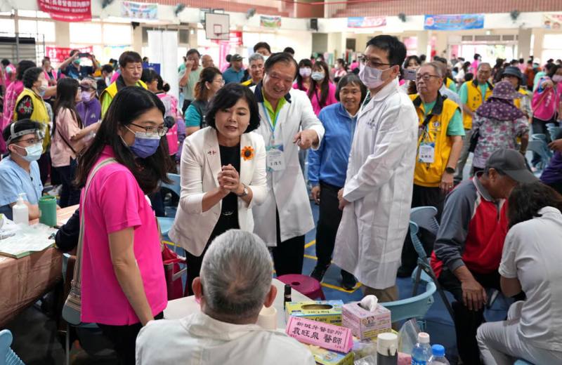 台北市雲林同鄉總會醫療服務團26日、27日2天返鄉於口湖等地舉辦義診，雲林縣長張麗善（前左2）26日前往口湖鄉文光國小關心義診情況。（雲林縣政府提供）