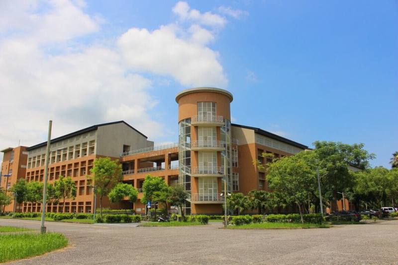 東華大學將於114學年度首度推出觀光暨休閒遊憩學系「花蓮限定」學士班獨招，開放設籍花蓮或就讀縣內高中學子報考。圖為東華大學觀遊系所在的管理學院大樓。（東華大學提供）