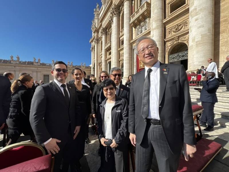 前副總統陳建仁（中間後方）與外交部政次吳志中（右1）26日代表台灣出席教宗方濟各喪禮，與友邦巴拉圭眾議院議長拉托雷（Raúl Latorre）（左1）伉儷互動。（駐教廷大使館提供）