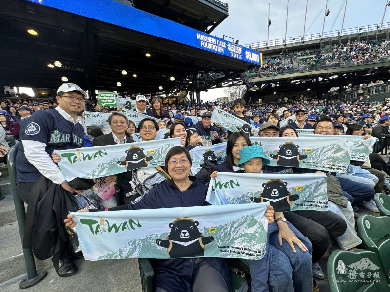 徐佳青帶領僑胞一起手持聲援臺灣加入WHA的涼爽巾