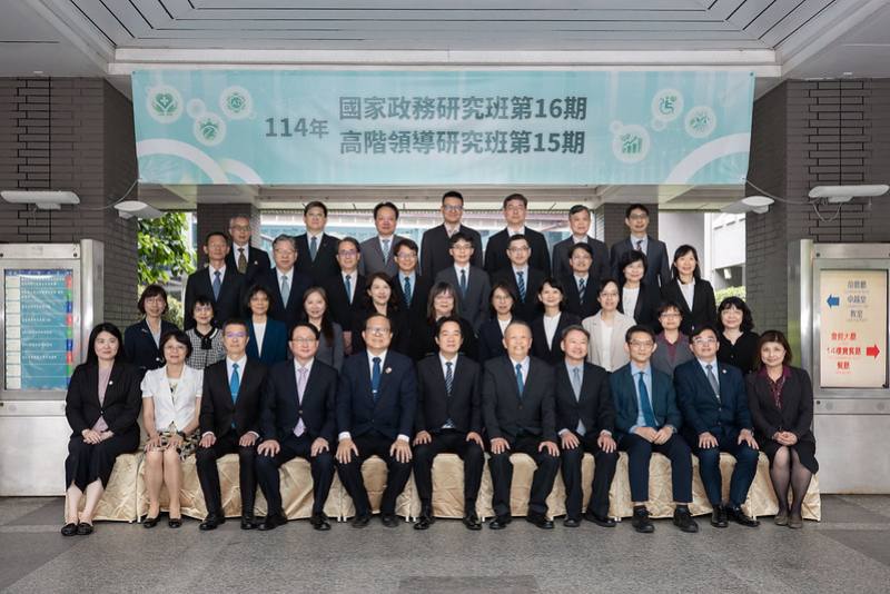 總統和出席人員合影