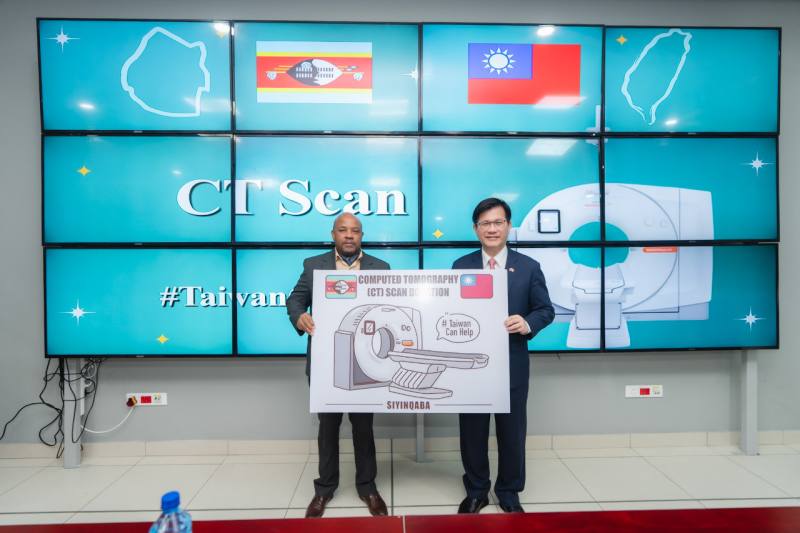 外交部長林佳龍(右)25日與史瓦帝尼衛生部長馬澤布拉(Mduduzi Matsebula)(左)，前往史瓦帝尼的史京政府醫院，慰勞台北醫學大學長期派駐當地的醫療團隊，並代表政府捐贈醫療設備。(圖 : 林佳龍臉書)