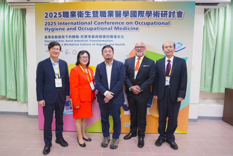 勞動部洪申翰部長(中)與國際貴賓合影，韓國漢城大學教授dooyong Park（左一）、美國密蘇里州勞工廳廳長anna S. Hui（左二）及國際勞動檢查協會技術顧問martyn Campbell（右二）、職安署林毓堂署長(右一)