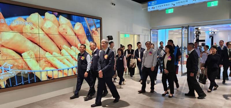 馬公港旅客服務中心啟用典禮26日在馬公港埠大樓舉行，觀光署長周永暉（前右2，灰外套）等人出席，並參觀中心各項設施。