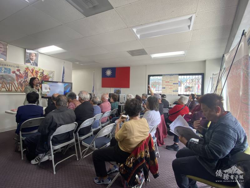 洛杉磯文教中心主任鍾佩珍鼓勵鄉親踴躍申辦i僑卡