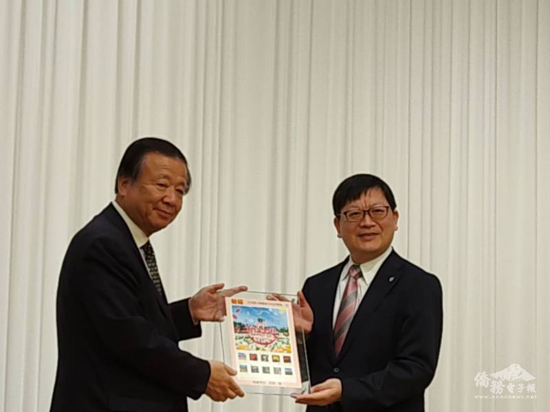 礪波市市長夏野修及駐大阪辦事處處長洪英傑交換禮物