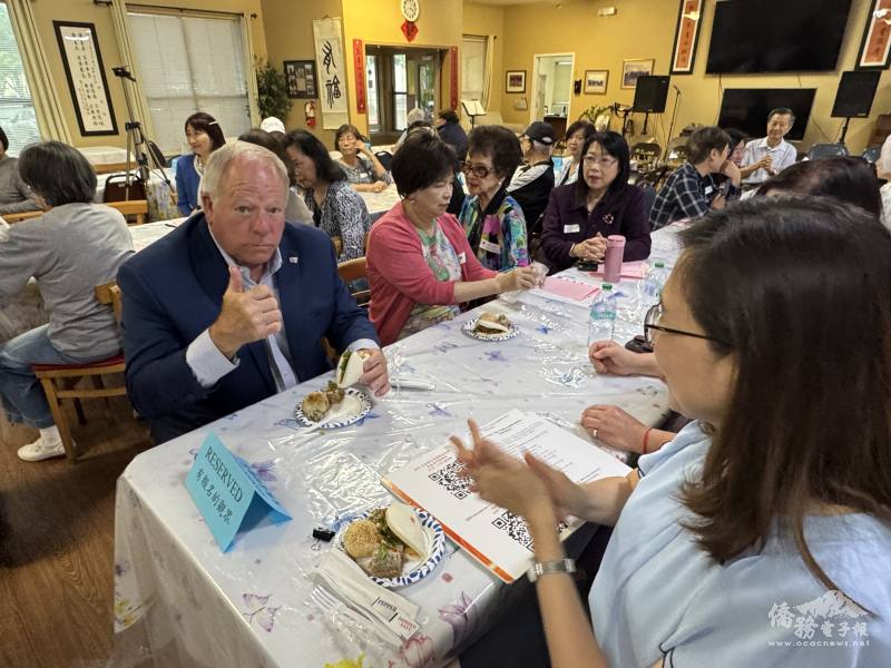 與會來賓品嚐臺灣美食料理