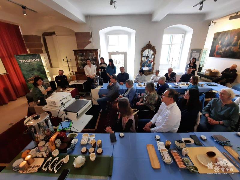 於法蘭克福瓷器博物館首次舉辦的「東方美人茶--一次臺灣茶的旅行」茶席體驗活動，現場座無虛席，氣氛熱烈