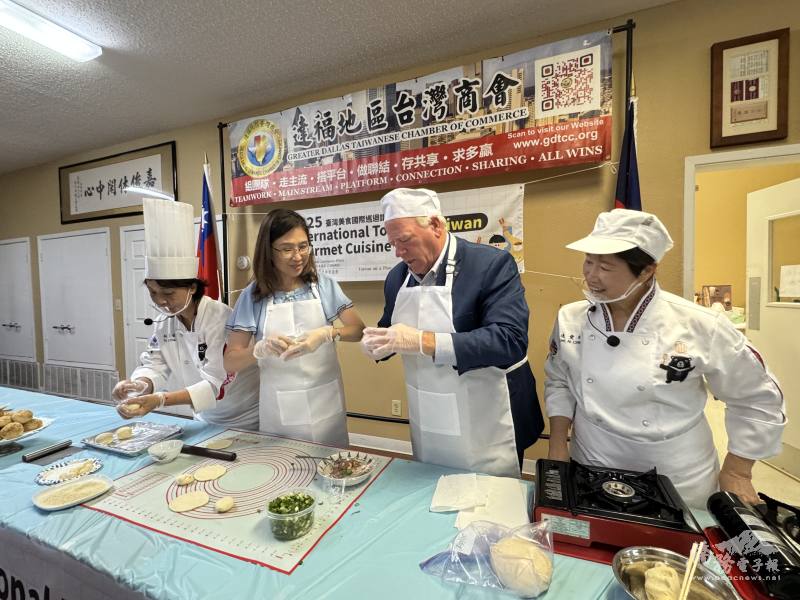 李察遜市長Bob Dubey 體驗包製胡椒餅