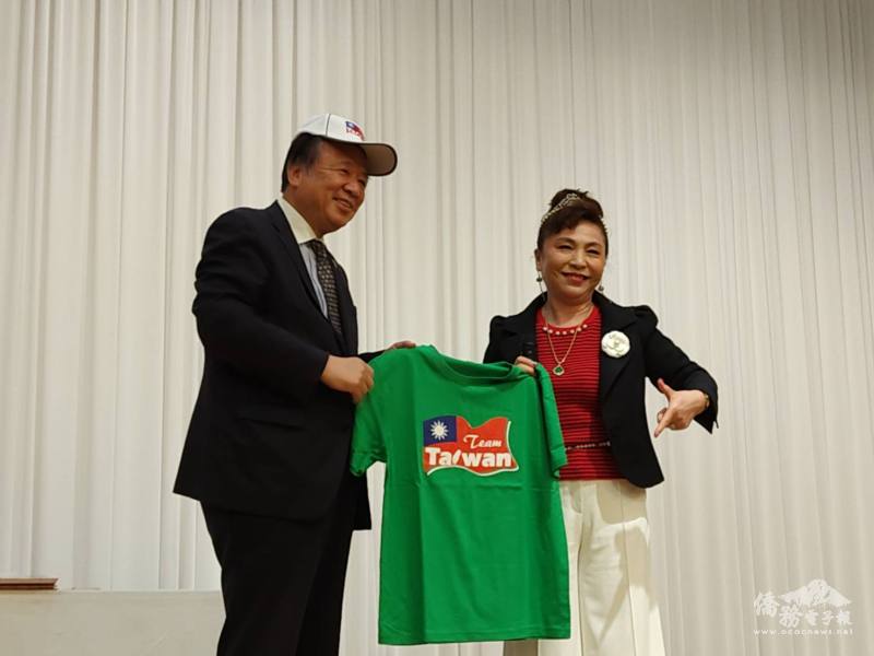 夏野修及大阪臺灣同鄉會會長謝美香交換禮物