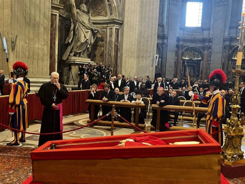 前副總統陳建仁（前排跪姿者左3）25日與夫人前往梵蒂岡聖伯多祿大教堂內，瞻仰教宗方濟各的遺容，表達台灣人民與政府對教宗的哀思。（駐教廷大使館提供）