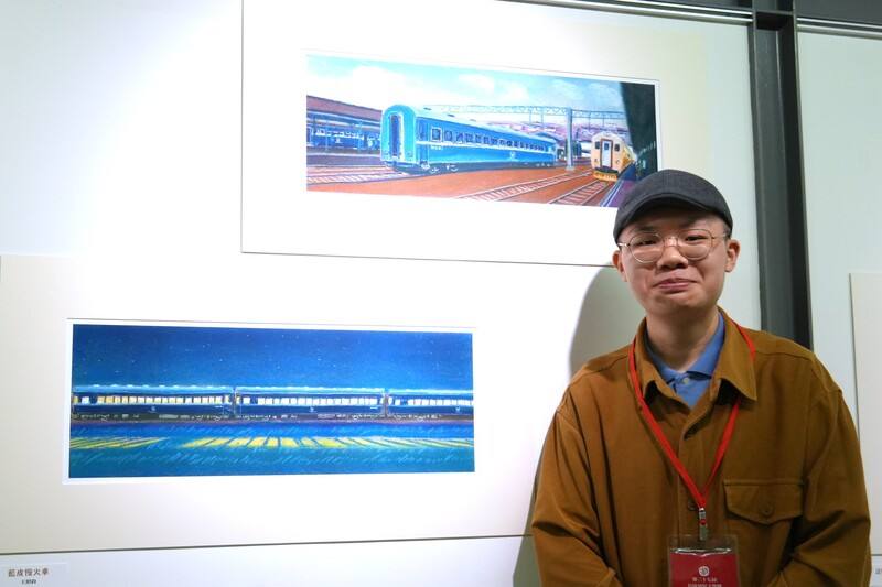 第37屆信誼幼兒文學獎26日下午揭曉各組獎項花落誰家，其中創作者王照鈞（圖）以作品「藍皮慢火車」抒發對慢步調生活的想像，獲圖畫書組佳作。