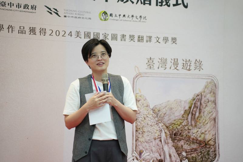 作家楊双子（圖）以「臺灣漫遊錄」獲得美國國家圖書獎，25日獲頒台中市政府榮譽獎章，楊双子致詞時提到，在中興大學讀書8年是她成為台灣小說家的關鍵。（中興大學提供）