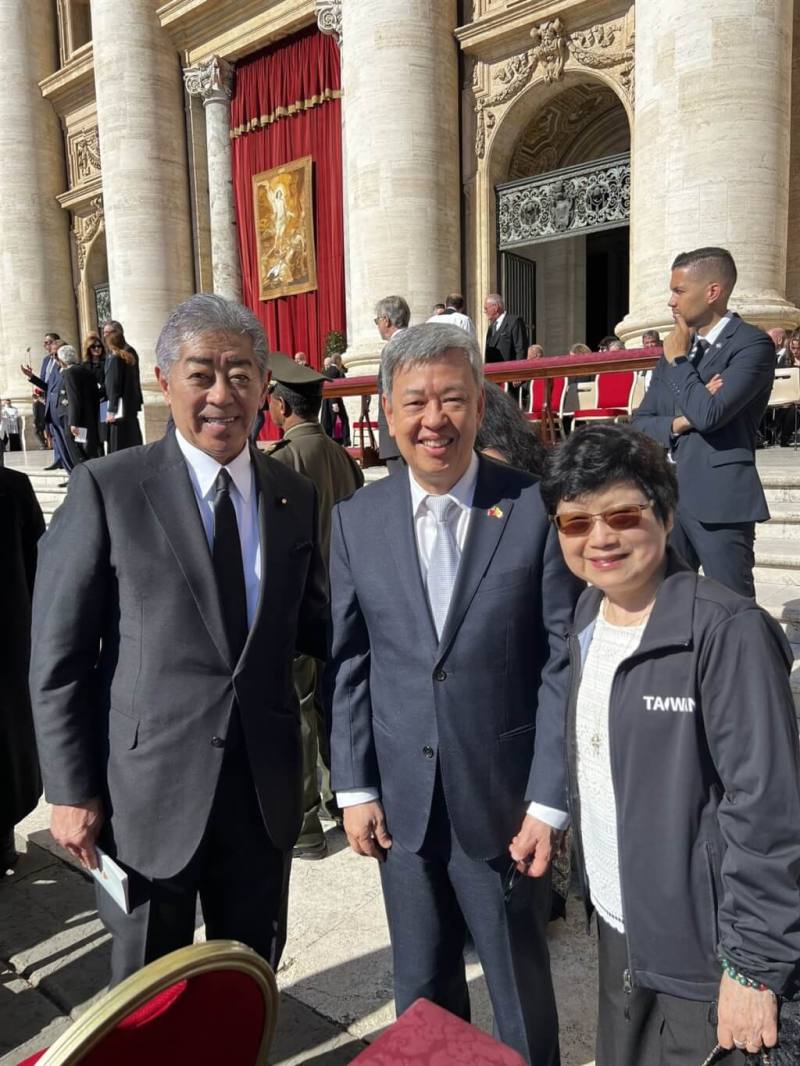 前副總統陳建仁（中）26日以台灣特使身分出席教宗方濟各喪禮，在現場與許多和台灣關係密切的外國政要互動，包括日本外務大臣岩屋毅（左1）。（駐教廷大使館提供）