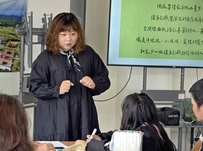 金門蓊蓊書店26日舉辦「我的身體我做主！遠離數位性別暴力」講座，邀請金門出身諮商心理師鄭湘柔（後立者）主講，與到場親子討論數位性別暴力、身體界線等議題。