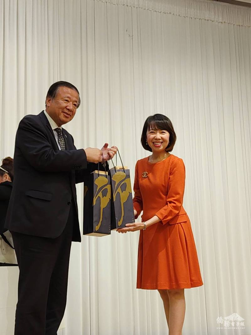 夏野修及關西臺商協會會長中西美姬交換禮物