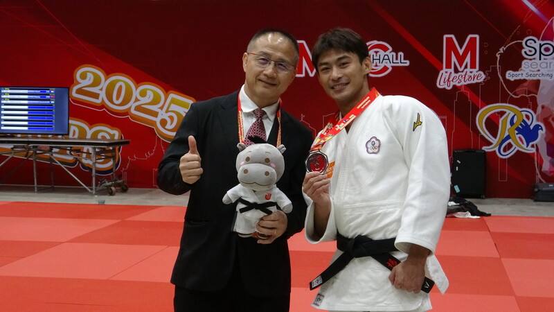 Taiwanese judoka Yang Yung-wei (right) poses with his coach Liu Wen-teng at the 2025 Asian Championships in Bangkok on Friday. CNA photo April 25, 2025