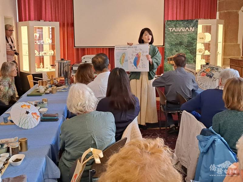 為了行銷臺灣, 老師詹秀蘭在東方美人茶席體驗活動中介紹臺灣茶區, 讓德國參與者更了解臺灣生態