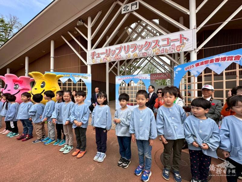 小朋友唱歌帶動歡樂氣氛