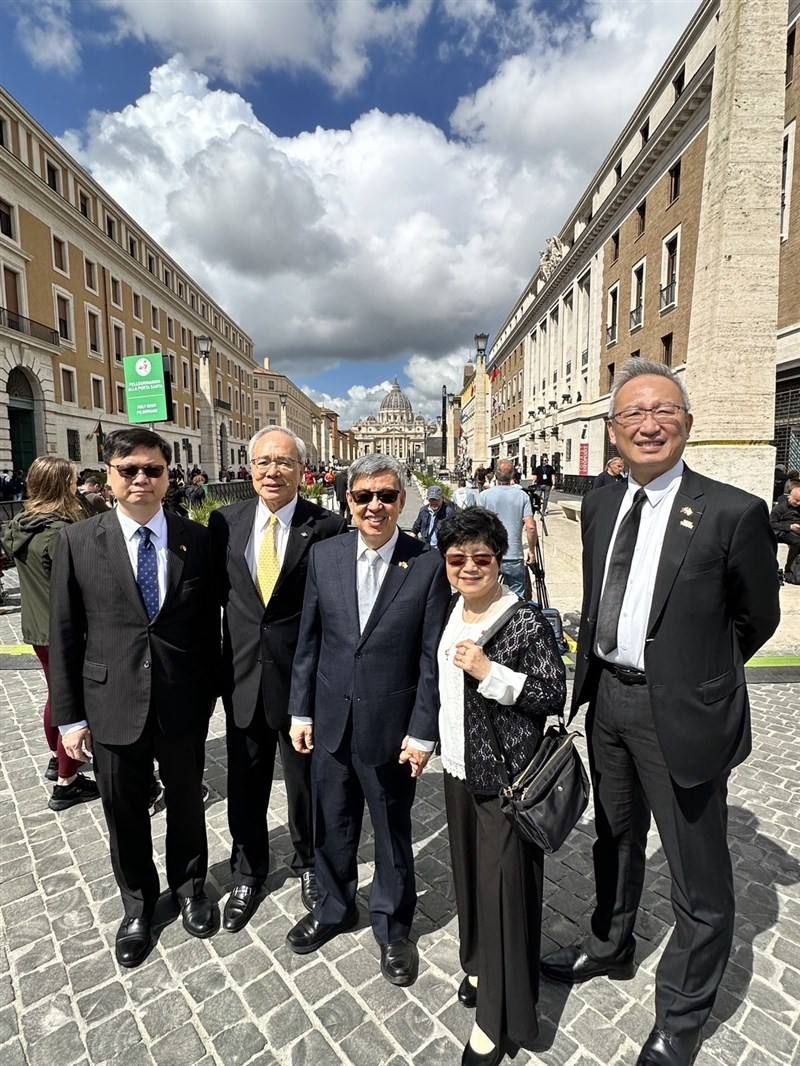 Former Vice President Chen Chien-jen (center) and Deputy Foreign Minister François Wu (right). Photo courtesy of the Republic of China (Taiwan) Embassy to the Holy See April 25, 2025