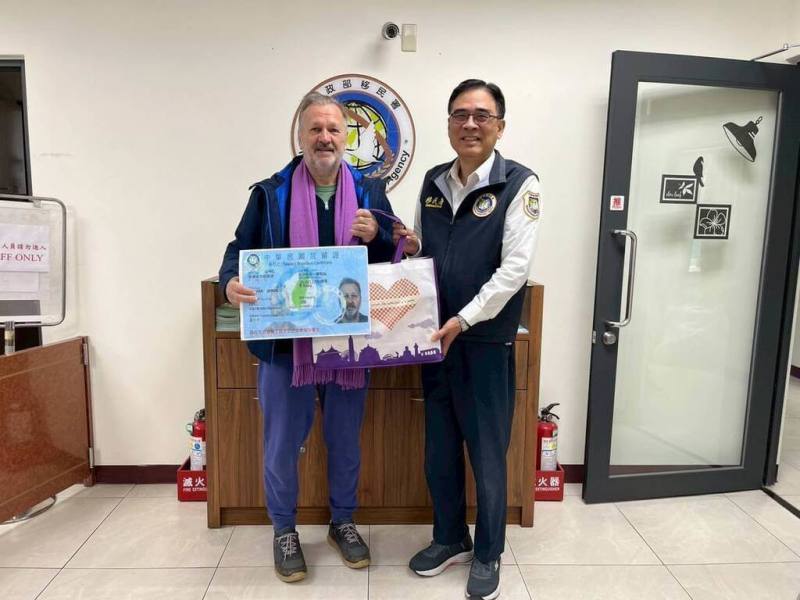 東海大學外國語文學系副教授孫一安（左）獲頒馬偕計畫永久居留證，日前由移民署台中市第一服務站主任王驥（右）代表頒發，感謝他對台法文化傳遞的奉獻。（移民署提供）
