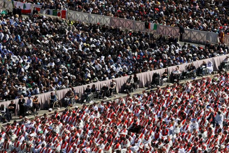 大批信徒、神職人員出席教宗葬禮。（路透社）