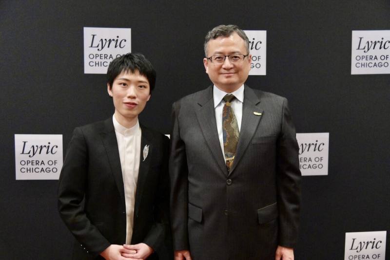 指揮家林奇緣（左）與駐芝加哥辦事處長類延峰於「躍升之星歌劇演唱會50週年」演出前合影。（駐芝加哥辦事處提供）
