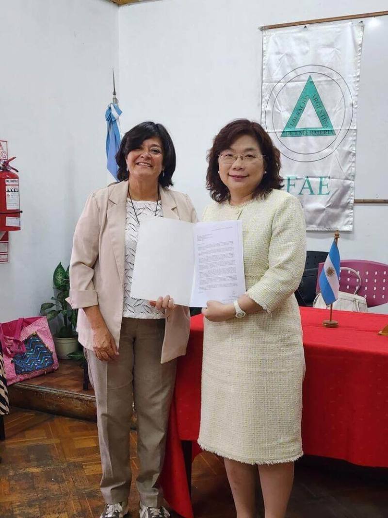 駐阿根廷代表謝妙宏（右）接下阿根廷護理聯合會各省分會連署的聲援書，感謝阿方支持台灣參與世界衛生大會，推動國際醫療合作與交流。（駐阿根廷代表處提供）