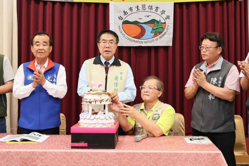台南市生態保育學會27日在下營區舉辦成立20週年慶，台南市長黃偉哲（左2）出席，肯定學會長期與市府合作推動保育工作。（台南市政府提供）