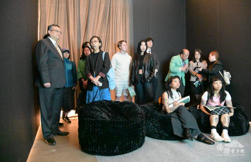 葉佳蓉向類延峰解說「熱帶複眼」