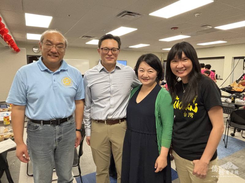 南密中文學校TCML團隊;(左起)南密校長李君豪、TCML主任林志嘉、家長會會長洪怡、董事長王靜雯