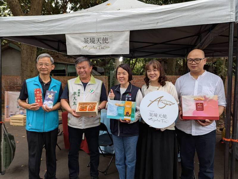 台中市勞工局推出青創市集品牌「好樣市集」，26日在光復新村活動現場除有展售外，也安排具行銷、品牌經營與展售經驗的創業顧問巡攤輔導