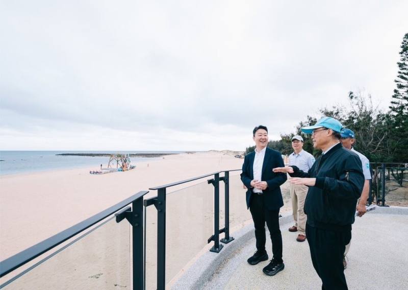 交通部長陳世凱（左）在觀光署長周永暉（前右）等人陪同下，前往視察澎湖隘門沙灘等景區遊憩設施工程與南海遊客中心等處，肯定澎湖國家風景區管理處用心經營。（澎湖國家風景區管理處提供）