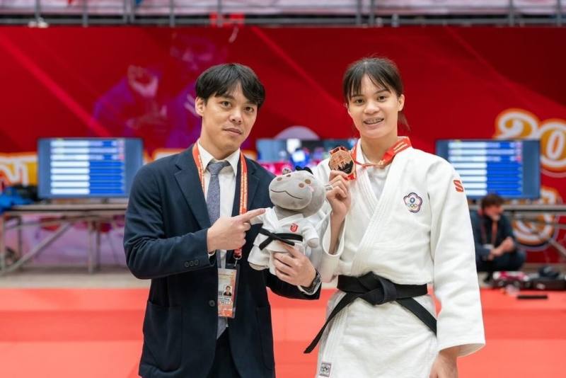 台灣柔道女將袁姵君（右）26日征戰2025亞洲柔道錦標賽，順利摘下女子63公斤級銅牌，同時也是生涯首度站上亞錦賽頒獎台。左為教練李杰恆。（袁姵君提供）