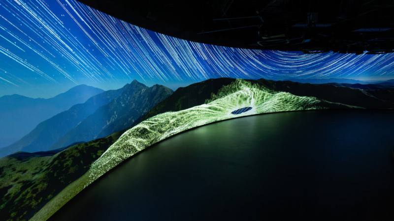 台灣新媒體藝術團隊叁式透過點雲技術，運用數位美學結合科技和自然，虛實交錯呈現玉山日出、嘉明湖星空等景色。（叁式提供）