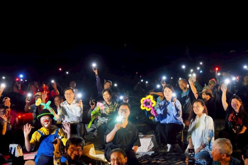 屏東縣政府連續4個週末舉辦「來恆春擁抱宇宙」活動，26日晚間還有20名聽語障人士及家屬一起走進大自然，透過手語老師事前學習天文相關知識，並於現場即時翻譯，讓他們能更深入了解天文內容、盡情享受觀星樂趣。圖為活動盛況。（屏東縣政府傳播暨國際事務處提供）