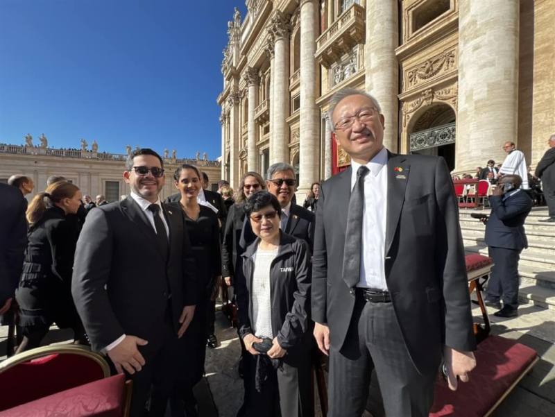 前副總統陳建仁（中間後方）與外交部政次吳志中（右1）26日代表台灣出席教宗方濟各喪禮，與友邦巴拉圭眾議院議長拉托雷（Raúl Latorre）（左1）伉儷互動。（駐教廷大使館提供）