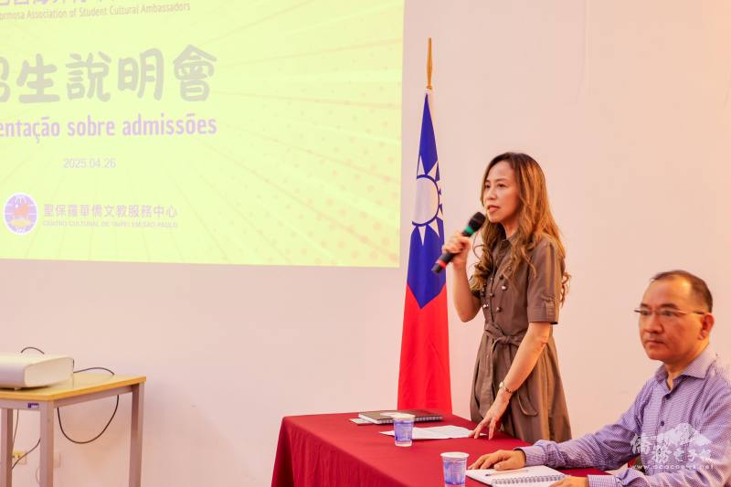 駐聖保羅辦事處處長朱怡靜（左）與僑教中心主任尤正才（右）相繼致詞