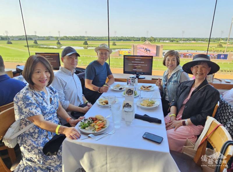 傑出企業家陳文燦（左三）及其夫人王寶玲（右二）