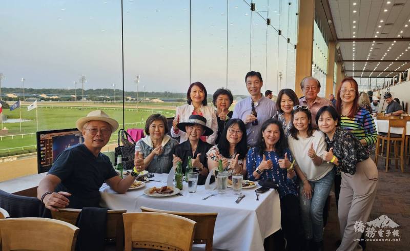 會員及貴賓對活動舉起大姆指