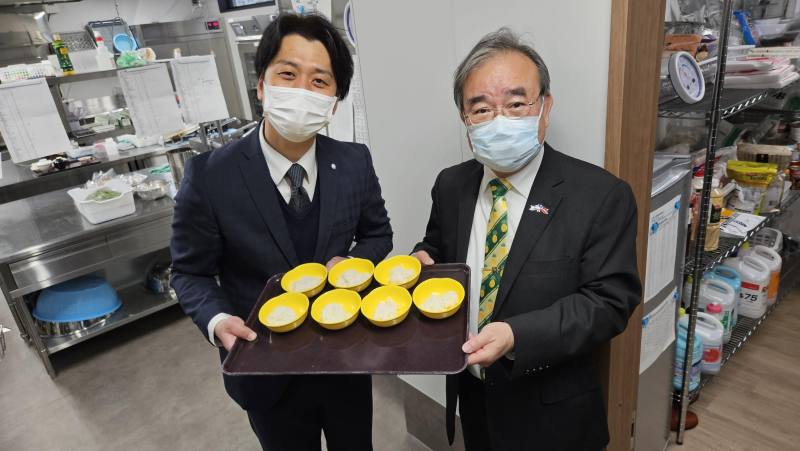 訪團一行於養護機構親嚐以臺灣米烹調之米飯