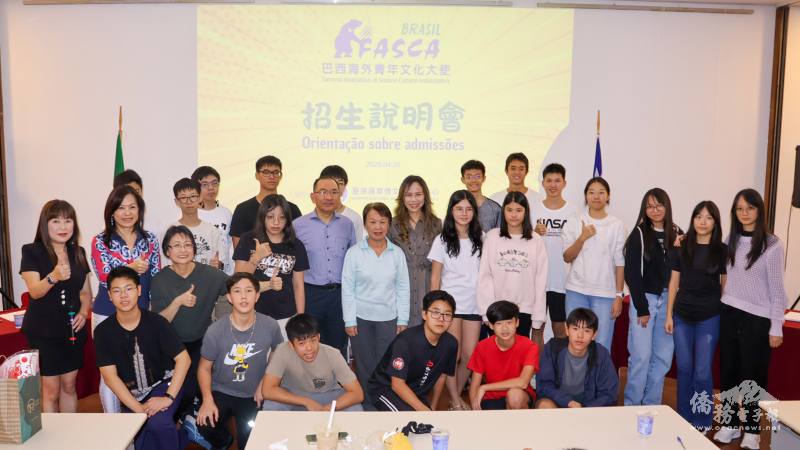 朱怡靜、尤正才、（站著左起）林奕君、黃麗縝、羅蘭芳及學員合影